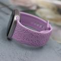 Apple Watch Series 11/10/9/8/SE 3/SE (2022)/7/SE/6/5/4/3/2/1 - Silikonarmband mit Blumengravur - 42mm/41mm/40mm/38mm - Lavendel-Lila