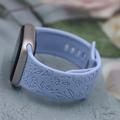 Apple Watch Series 11/10/9/8/SE 3/SE (2022)/7/SE/6/5/4/3/2/1 - Silikonarmband mit Blumengravur - 42mm/41mm/40mm/38mm - Flieder
